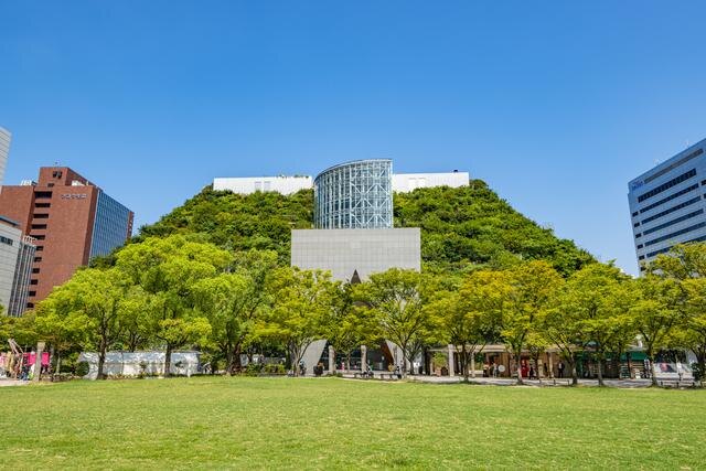 自然と近代的な建物が融合した天神中央公園